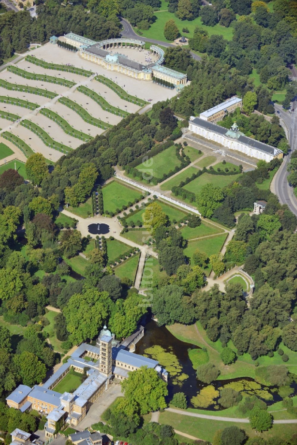 Potsdam aus der Vogelperspektive: Schloss Sanssouci und Weinbergterrassen in Potsdam im Bundesland Brandenburg