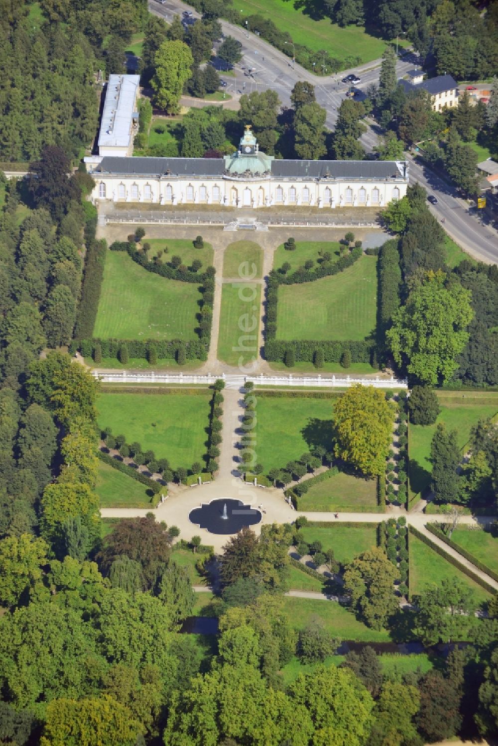 Potsdam von oben - Schloss Sanssouci und Weinbergterrassen in Potsdam im Bundesland Brandenburg