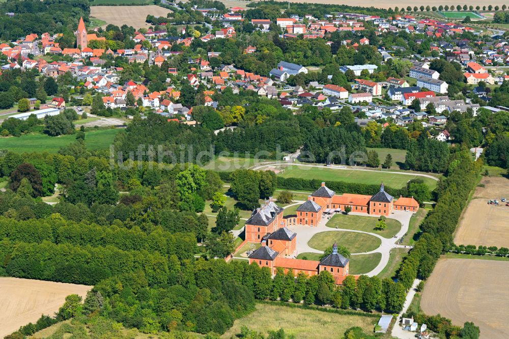 Klütz von oben - Schloß Schloss Bothmer in Klütz im Bundesland Mecklenburg-Vorpommern, Deutschland