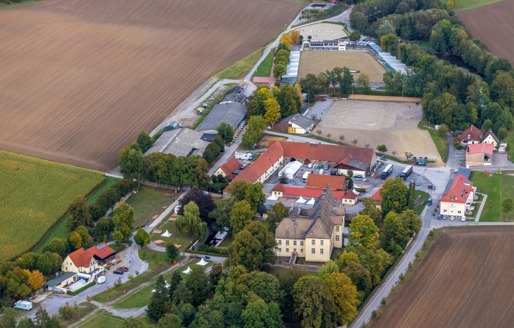 Helle aus der Vogelperspektive: Schloss Schloss Wocklum in Helle im Bundesland Nordrhein-Westfalen, Deutschland