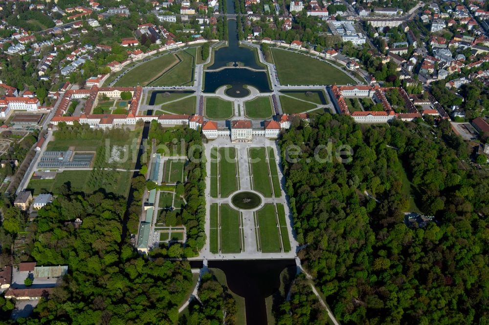 München von oben - Schloss und Schlosspark Nymphenburg im Stadtteil Neuhausen-Nymphenburg in München im Bundesland Bayern, Deutschland