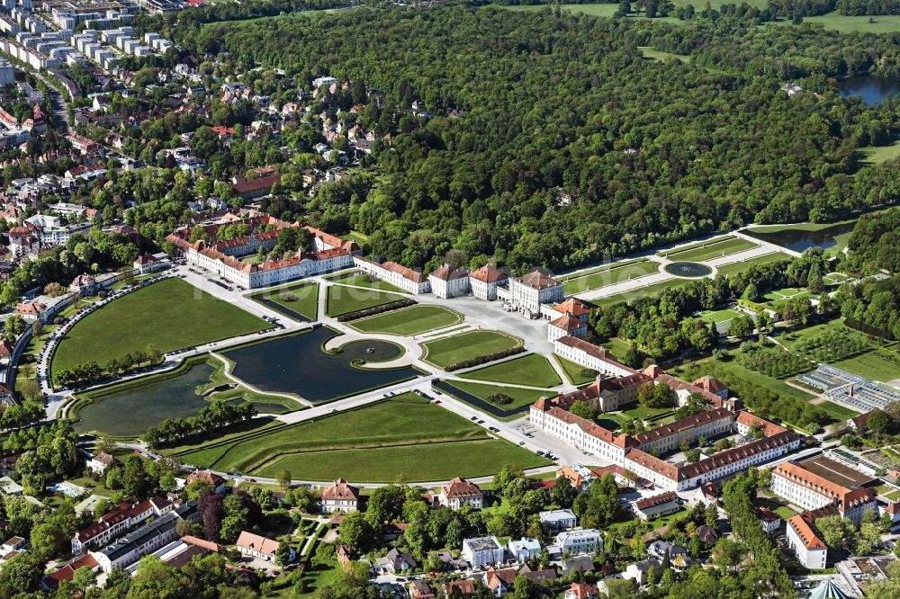 Luftbild München - Schloss und Schlosspark Nymphenburg im Stadtteil Neuhausen-Nymphenburg in München im Bundesland Bayern, Deutschland