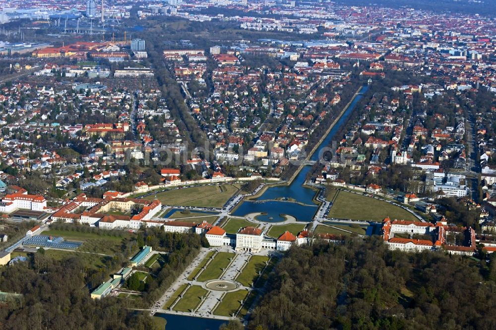 Luftaufnahme München - Schloss und Schlosspark Nymphenburg im Stadtteil Neuhausen-Nymphenburg in München im Bundesland Bayern, Deutschland