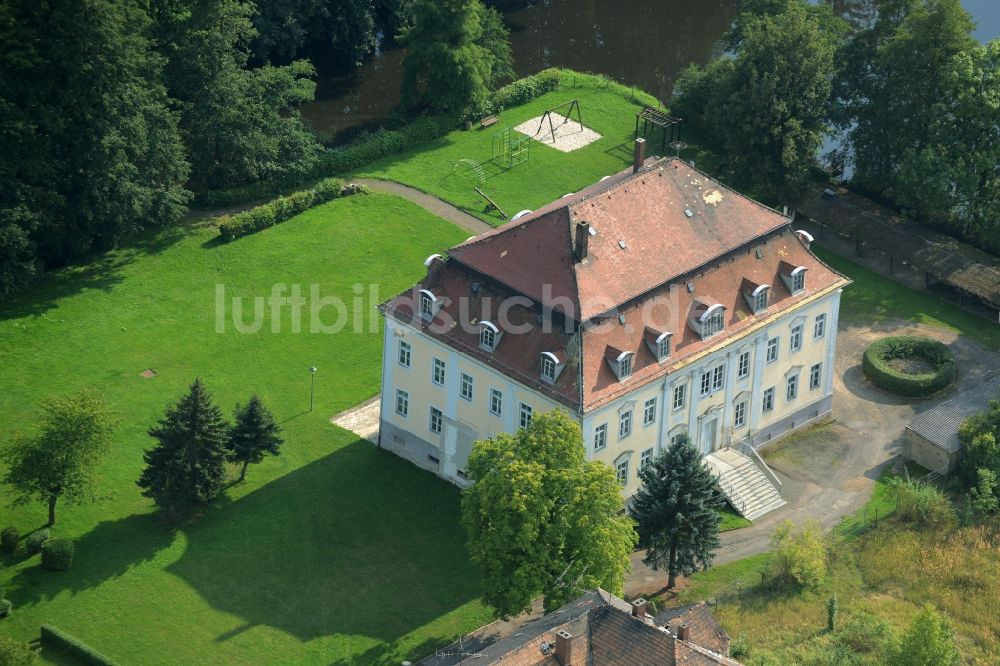 Luftaufnahme Steinach - Schloss im Schlosspark am Schlossteich in Steinach im Bundesland Sachsen