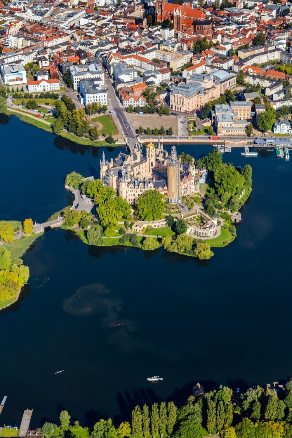 Schwerin von oben - Schloss mit Schlosspark in Schwerin im Bundesland Mecklenburg-Vorpommern