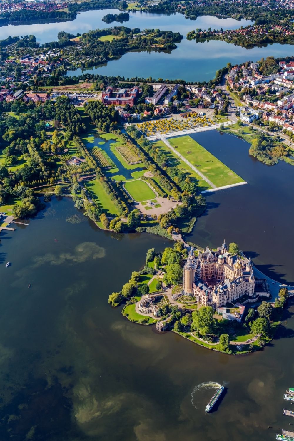 Schwerin aus der Vogelperspektive: Schloss mit Schlosspark in Schwerin im Bundesland Mecklenburg-Vorpommern