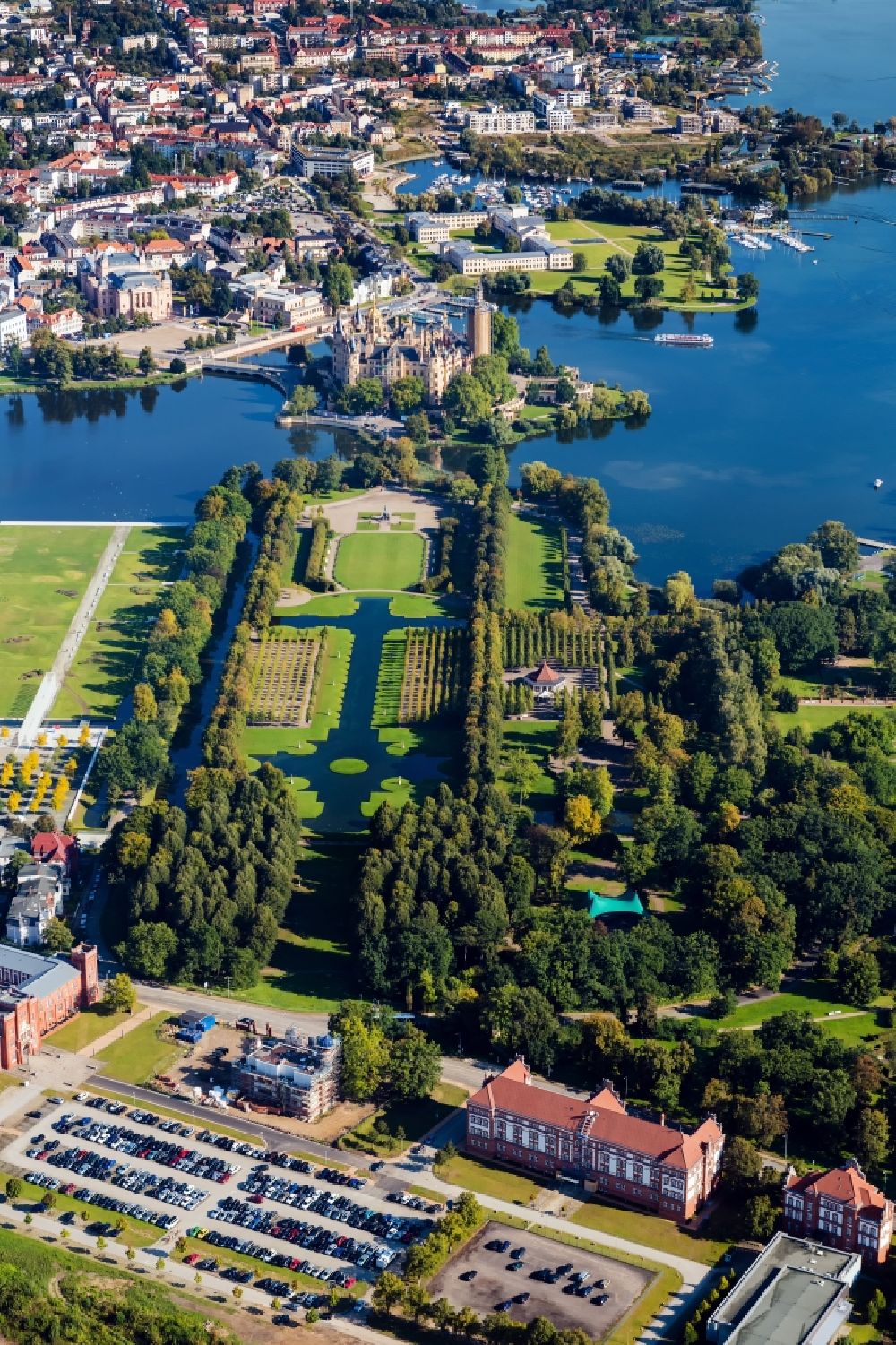Luftbild Schwerin - Schloss mit Schlosspark in Schwerin im Bundesland Mecklenburg-Vorpommern
