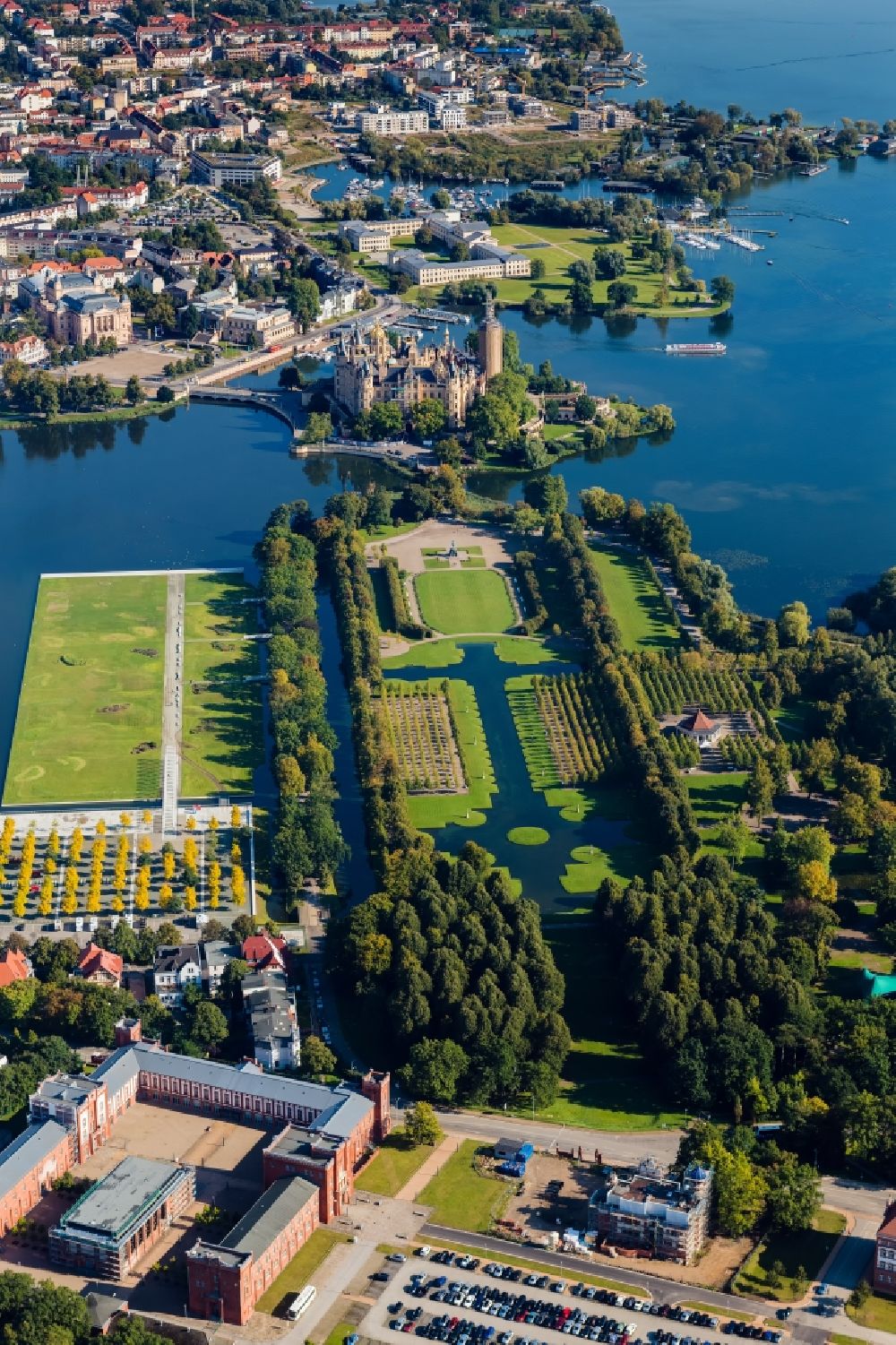 Luftaufnahme Schwerin - Schloss mit Schlosspark in Schwerin im Bundesland Mecklenburg-Vorpommern
