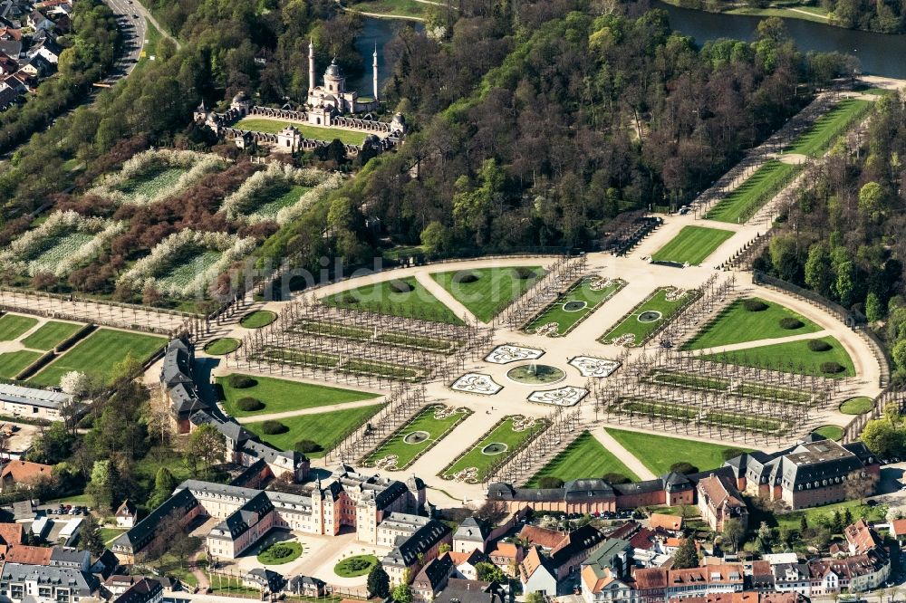 Schwetzingen aus der Vogelperspektive: Schloss Schwetzingen und den französische Barockgarten in Schwetzingen im Bundesland Baden-Württemberg