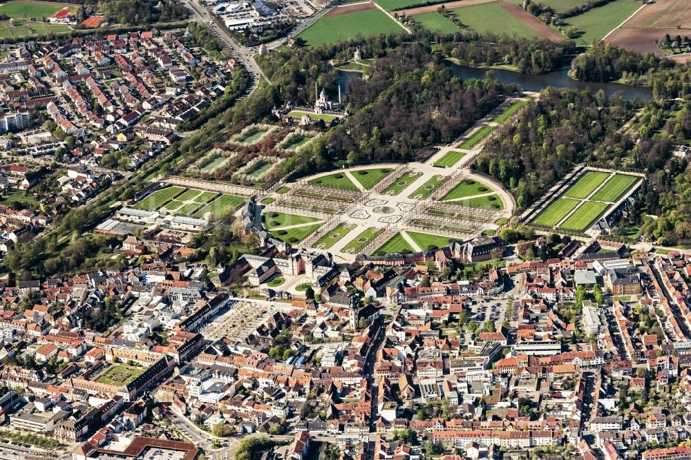 Luftbild Schwetzingen - Schloss Schwetzingen und den französische Barockgarten in Schwetzingen im Bundesland Baden-Württemberg
