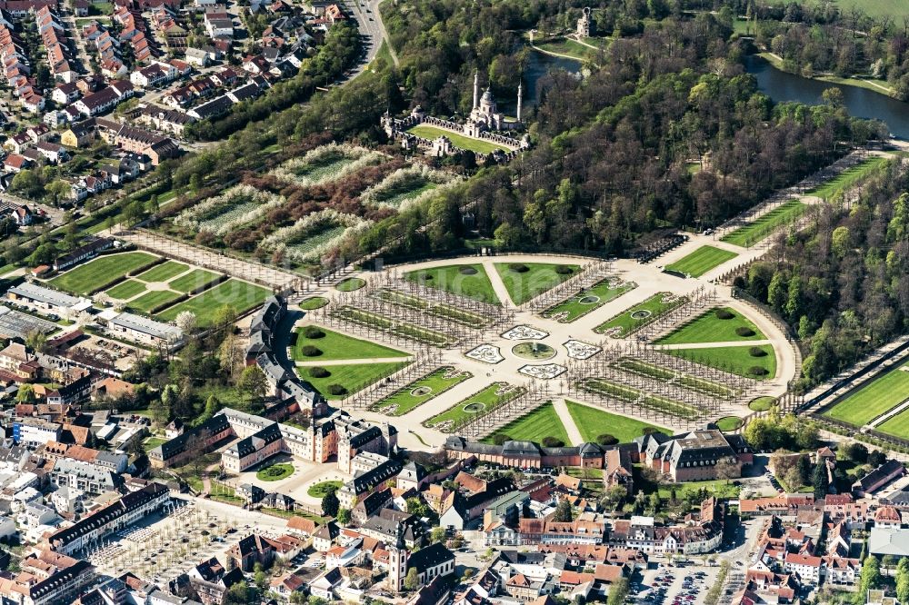 Luftaufnahme Schwetzingen - Schloss Schwetzingen und den französische Barockgarten in Schwetzingen im Bundesland Baden-Württemberg