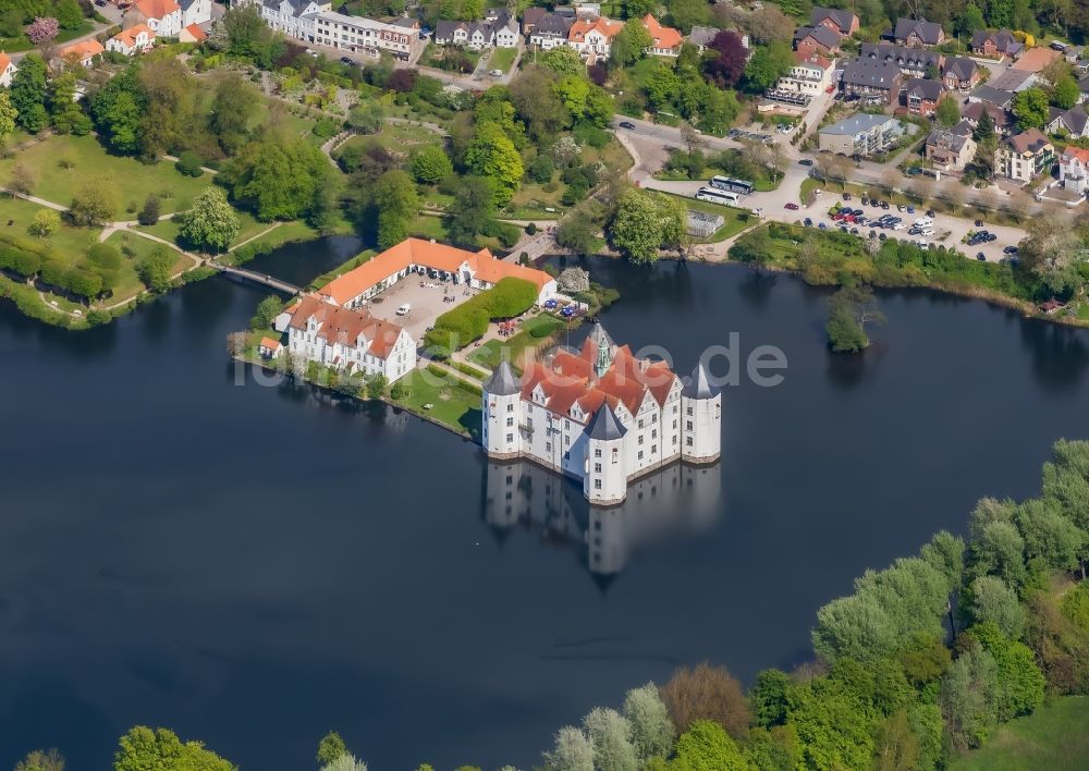 Glücksburg aus der Vogelperspektive: Schloss- See mit Wasserschloss in Glücksburg in Schleswig-Holstein, Deutschland