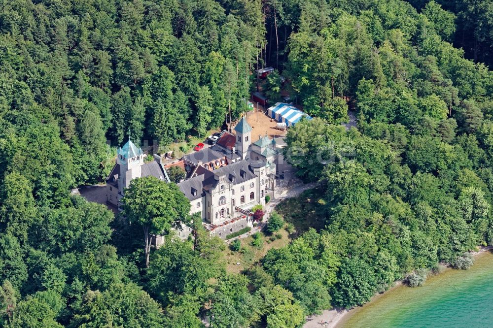 Berg aus der Vogelperspektive: Schloss Seeburg am Starnberger See nahe Münsing im Bundesland Bayern