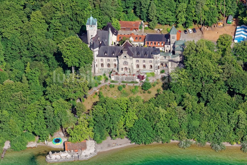 Berg von oben - Schloss Seeburg am Starnberger See nahe Münsing im Bundesland Bayern