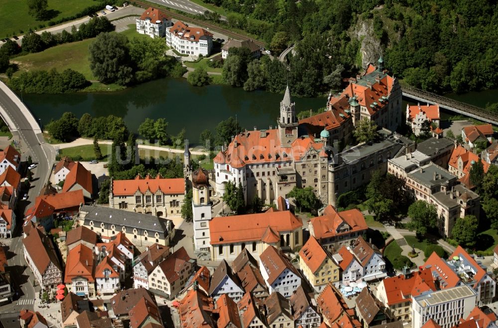 Luftbild Sigmaringen - Schloss Sigmaringen, auch Hohenzollernschloss, heute Verwaltungssitz der Fürsten zu Hohenzollern-Sigmaringen in Sigmaringen im Bundesland Baden-Württemberg 