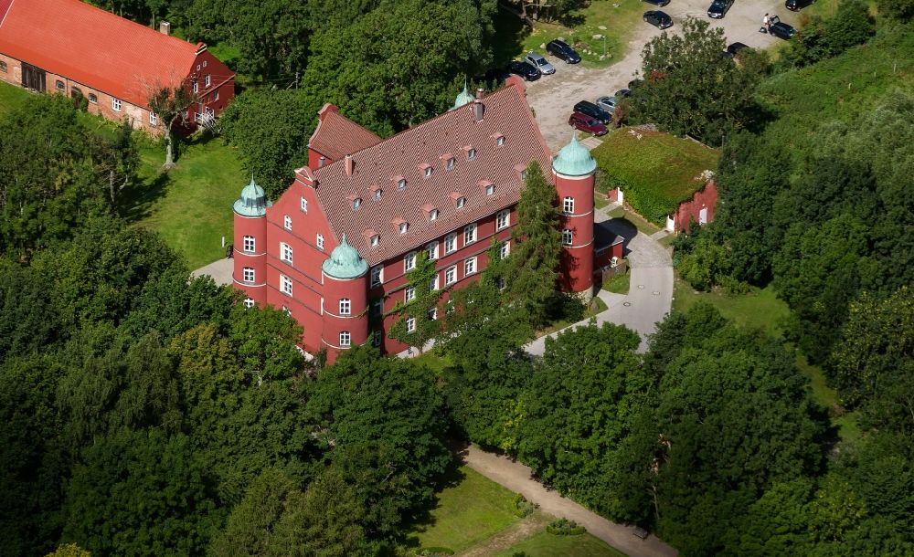Glowe von oben - Schloss Spycker in Glowe auf der Insel Rügen in Mecklenburg-Vorpommern