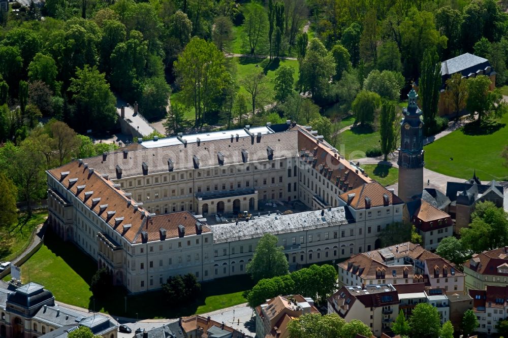 Weimar aus der Vogelperspektive: Schloss Stadtschloss Weimar am Burgplatz in Weimar im Bundesland Thüringen, Deutschland