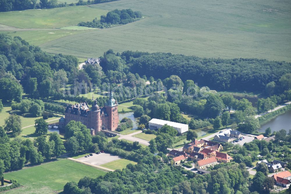 Luftaufnahme Köge - Schloß Vallø in Köge in Region Själland, Dänemark