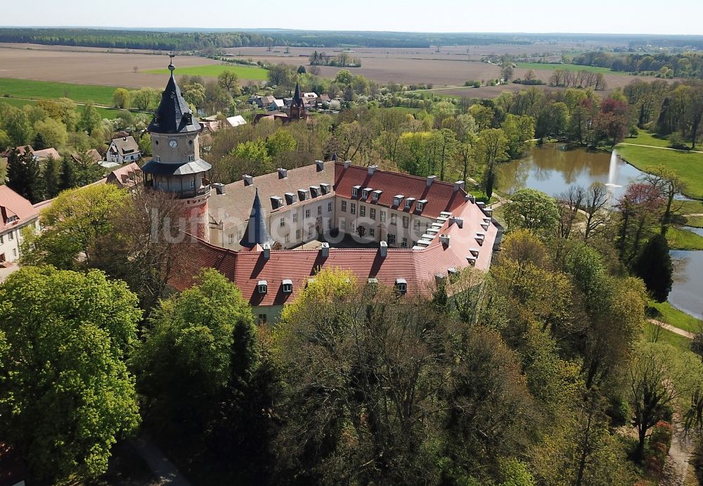 Wiesenburg/Mark von oben - Schloss Wiesenburg im Hohen Fläming im Bundesland Brandenburg