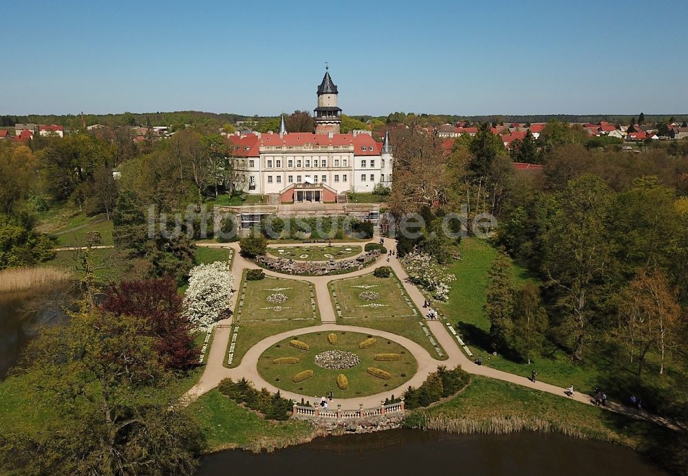 Wiesenburg/Mark aus der Vogelperspektive: Schloss Wiesenburg im Hohen Fläming im Bundesland Brandenburg
