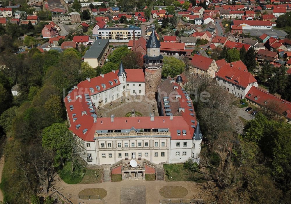 Wiesenburg/Mark von oben - Schloss Wiesenburg im Hohen Fläming im Bundesland Brandenburg