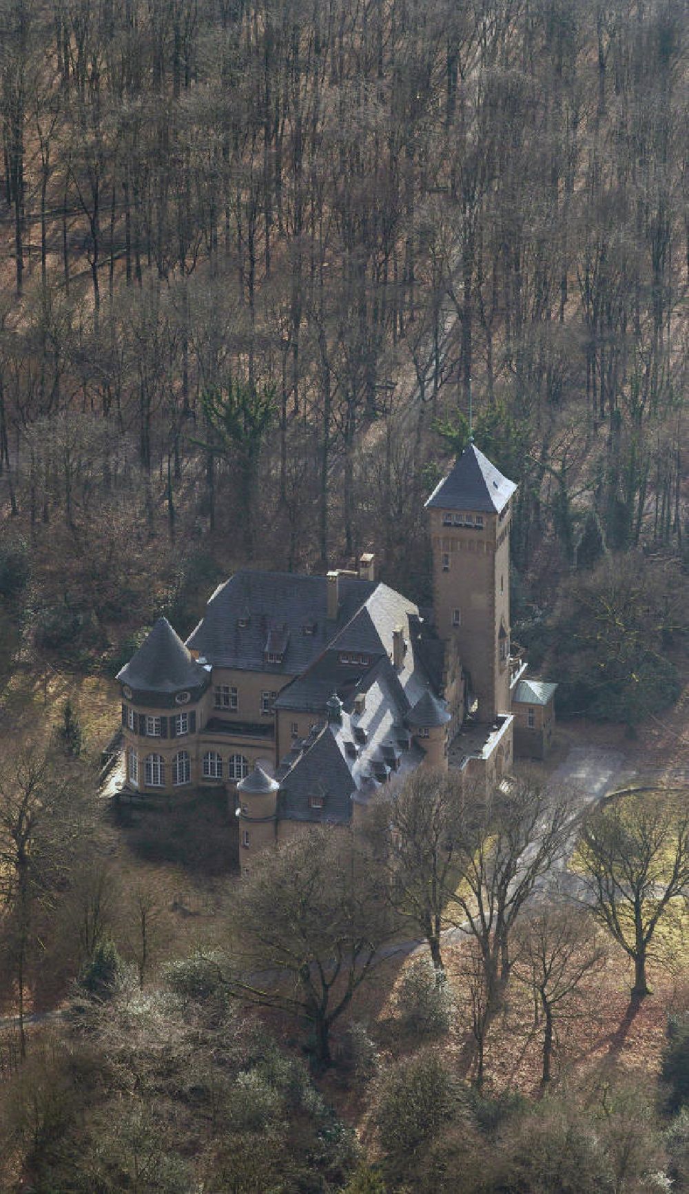 Duisburg aus der Vogelperspektive: Schlossartiger Landsitz Villa Haus Hartenfels im Duisburger Stadtwald