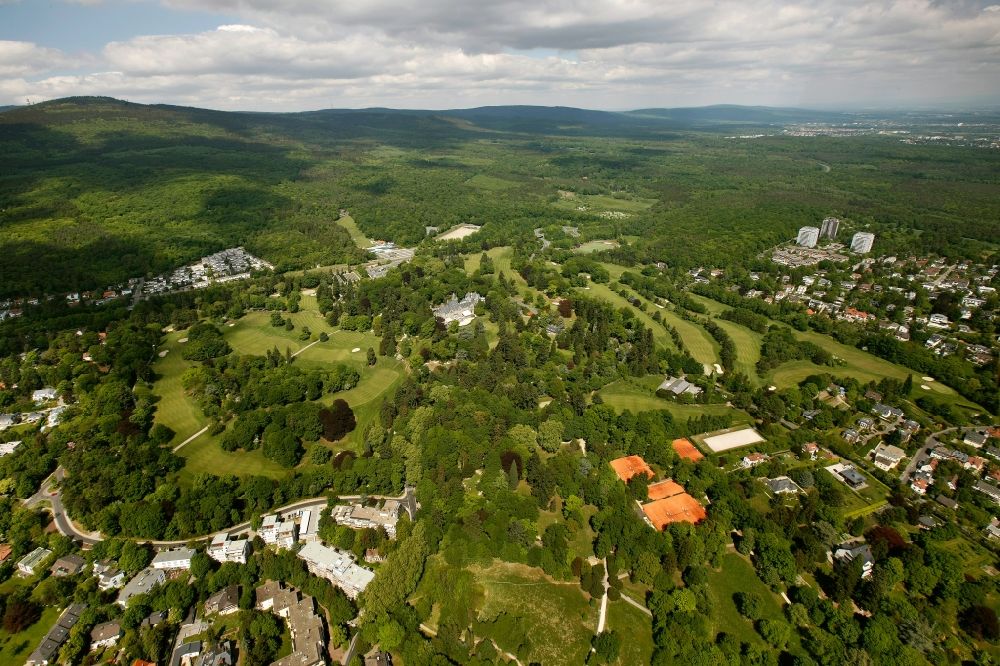 Königstein im Taunus aus der Vogelperspektive: Schlosshotel Kronberg und Golf- und Land-Club Kronberg in Königstein im Taunus im Bundesland Hessen
