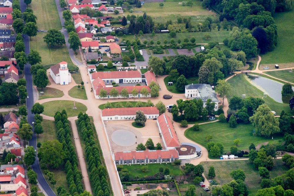 Neuhardenberg aus der Vogelperspektive: Schlosshotel in Neuhardenberg im Bundesland Brandenburg