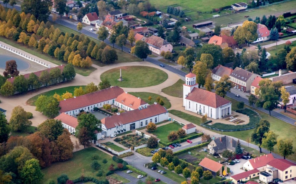 Luftaufnahme Neuhardenberg - Schlosshotel und Schinkelkirche in Neuhardenberg im Bundesland Brandenburg