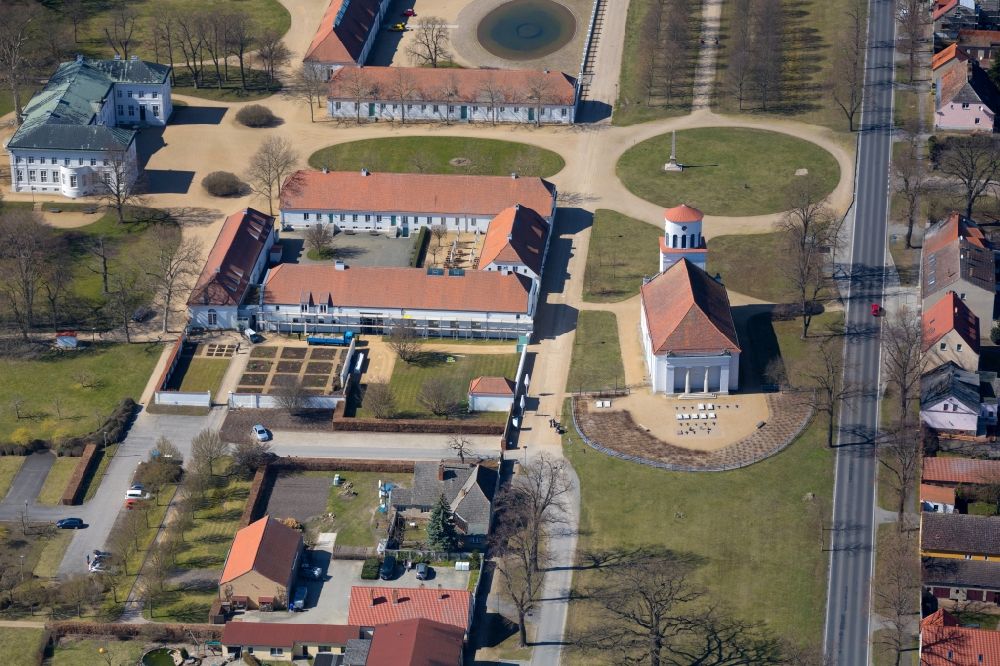 Luftaufnahme Neuhardenberg - Schlosshotel und Schinkelkirche in Neuhardenberg im Bundesland Brandenburg