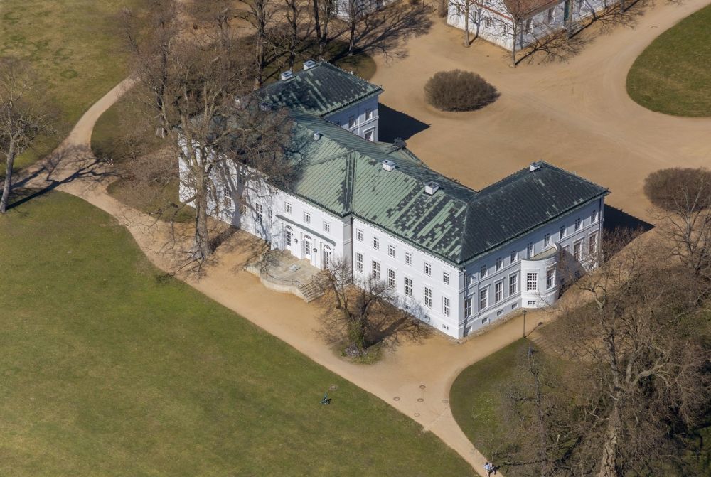 Neuhardenberg aus der Vogelperspektive: Schlosshotel und Schinkelkirche in Neuhardenberg im Bundesland Brandenburg