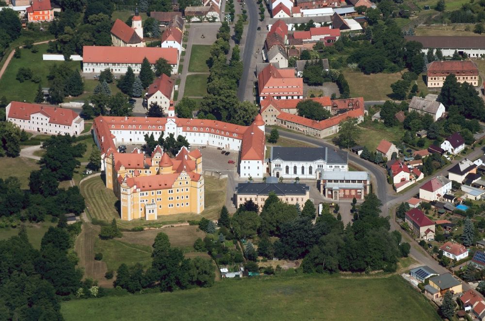 Luftbild Annaburg - Schloßpark und Gebäudekomplex des Renaissanceschloss - Schloss Annaburg in Brandenburg