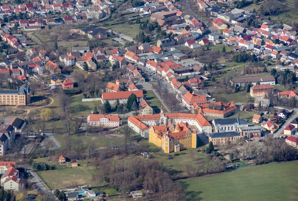 Annaburg aus der Vogelperspektive: Schloßpark und Gebäudekomplex des Renaissanceschloss - Schloss Annaburg in Brandenburg