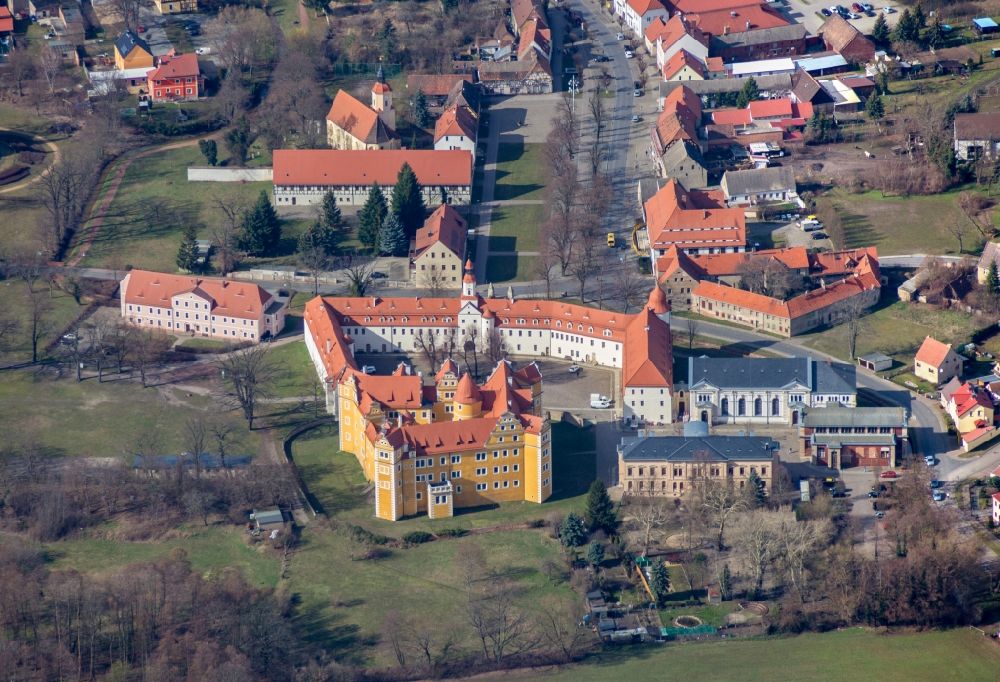 Luftbild Annaburg - Schloßpark und Gebäudekomplex des Renaissanceschloss - Schloss Annaburg in Brandenburg