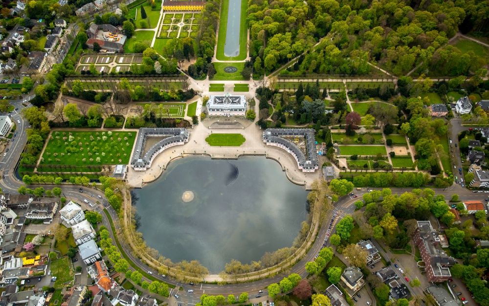Düsseldorf aus der Vogelperspektive: Schloßpark mit Schloß Benrath am Schlossweiher in Düsseldorf im Bundesland Nordrhein-Westfalen