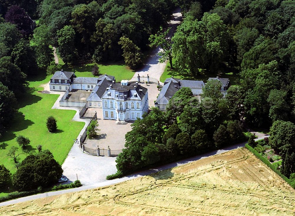 Brühl von oben - Schlosspark und Schloß Falkenlust in Brühl in Nordrhein-Westfalen