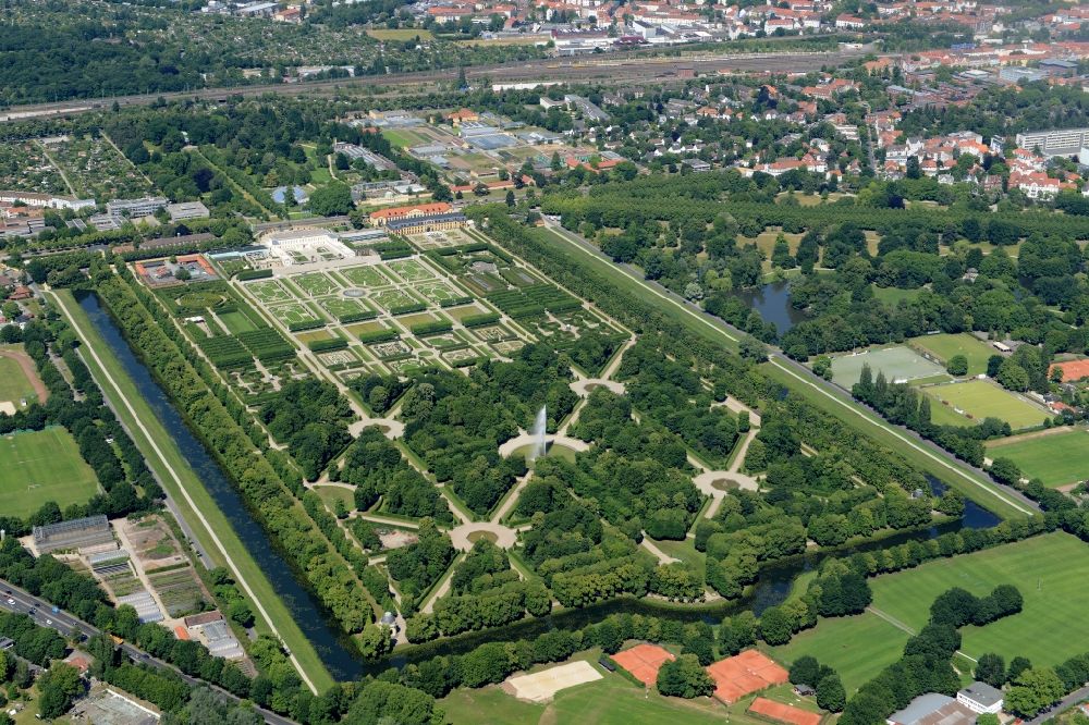 Hannover von oben - Schloßpark von Schloß Herrenhausen in Hannover im Bundesland Niedersachsen
