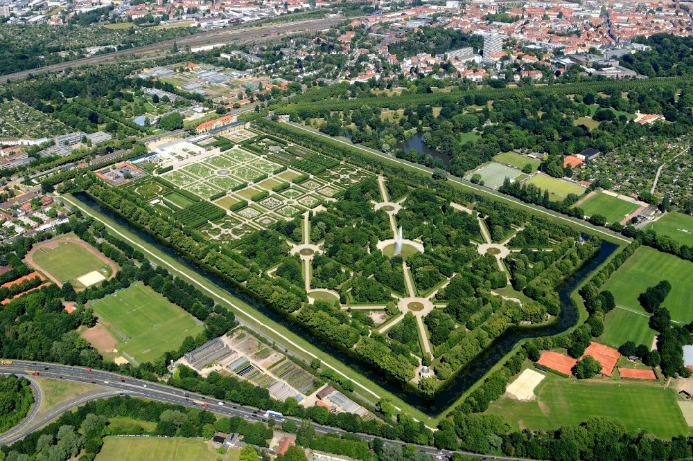 Hannover aus der Vogelperspektive: Schloßpark von Schloß Herrenhausen in Hannover im Bundesland Niedersachsen