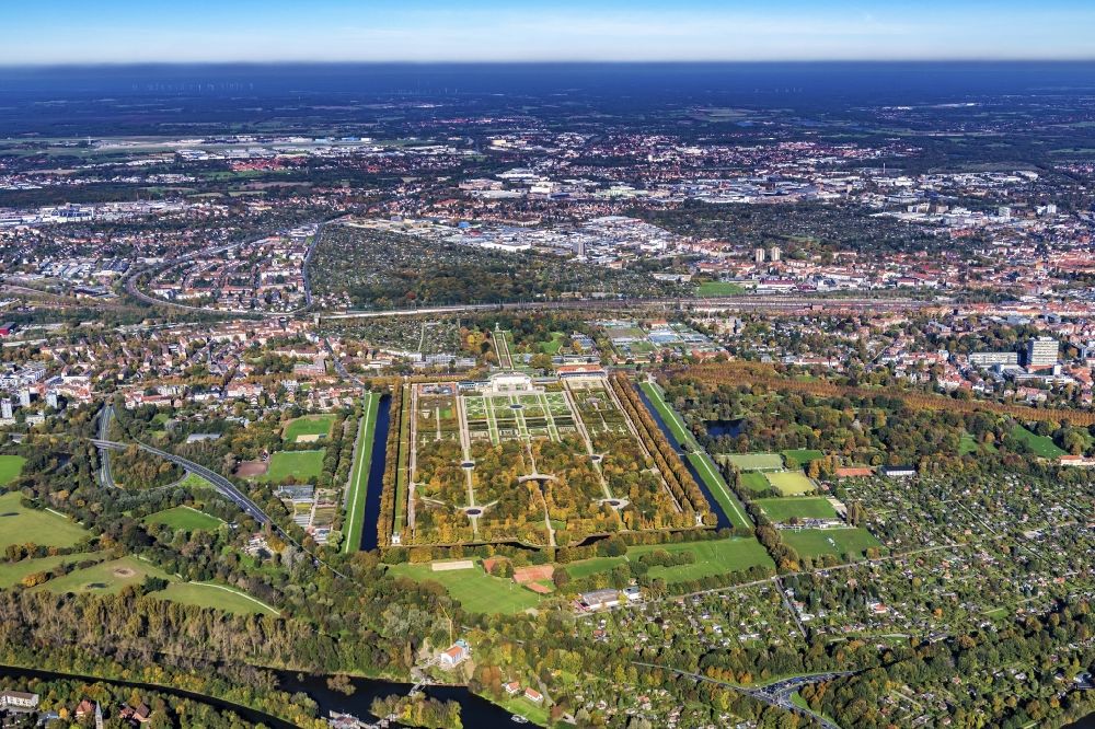 Luftaufnahme Hannover - Schloßpark von Schloß Herrenhausen in Hannover im Bundesland Niedersachsen