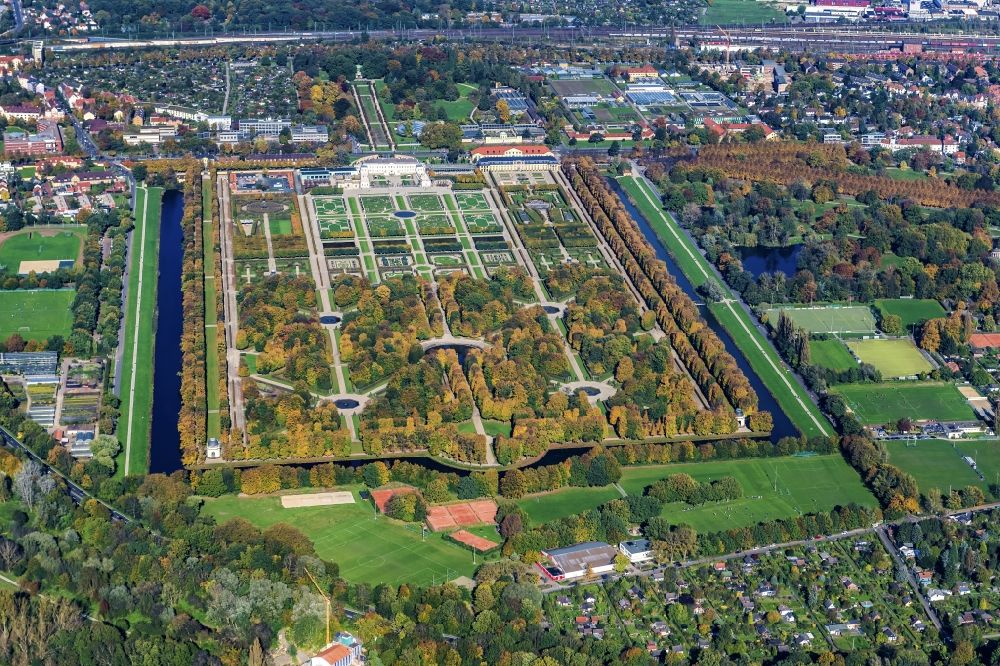 Hannover aus der Vogelperspektive: Schloßpark von Schloß Herrenhausen in Hannover im Bundesland Niedersachsen