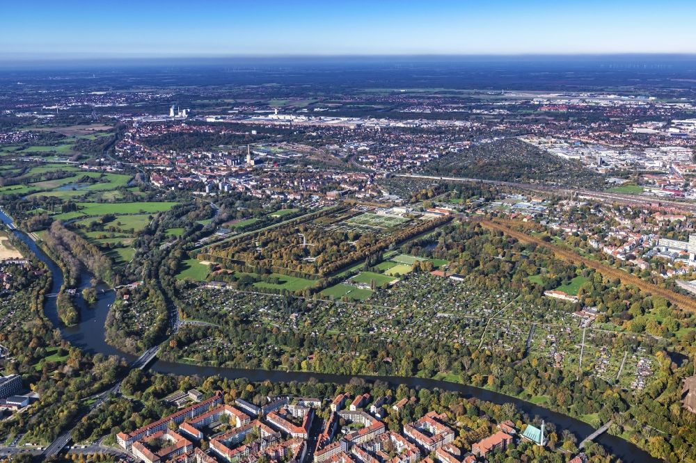 Hannover von oben - Schloßpark von Schloß Herrenhausen in Hannover im Bundesland Niedersachsen