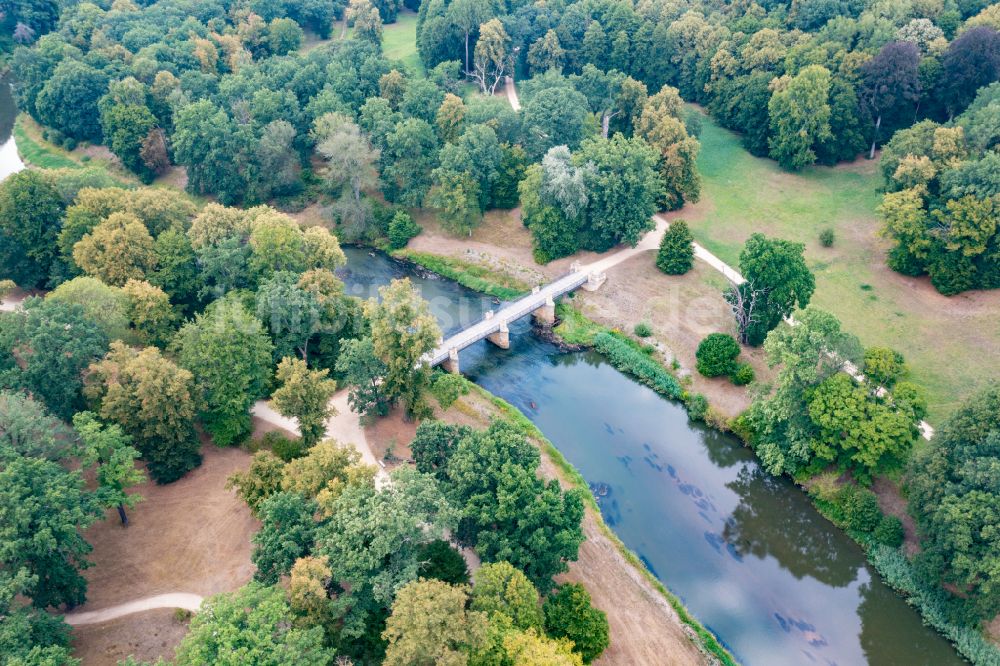 Luftaufnahme Bad Muskau - Schloßpark an der Wehrinsel der Lausitzer Neiße in Bad Muskau im Bundesland Sachsen, Deutschland