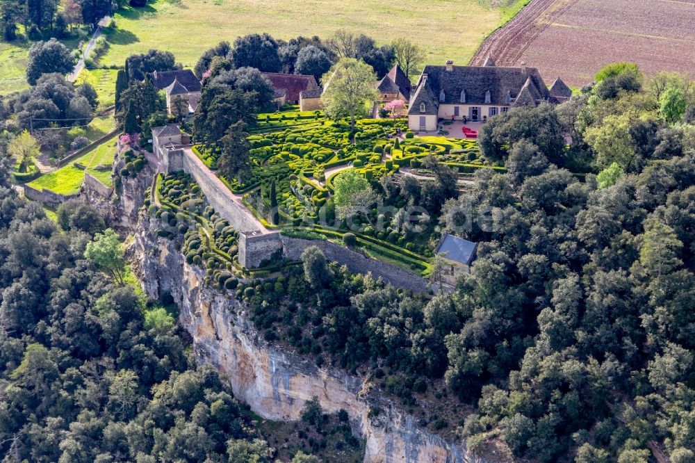 Luftbild Vezac - Schloßparkanlage von Schloß Marqueyssac über der Dordogne in Vezac in Nouvelle-Aquitaine, Frankreich