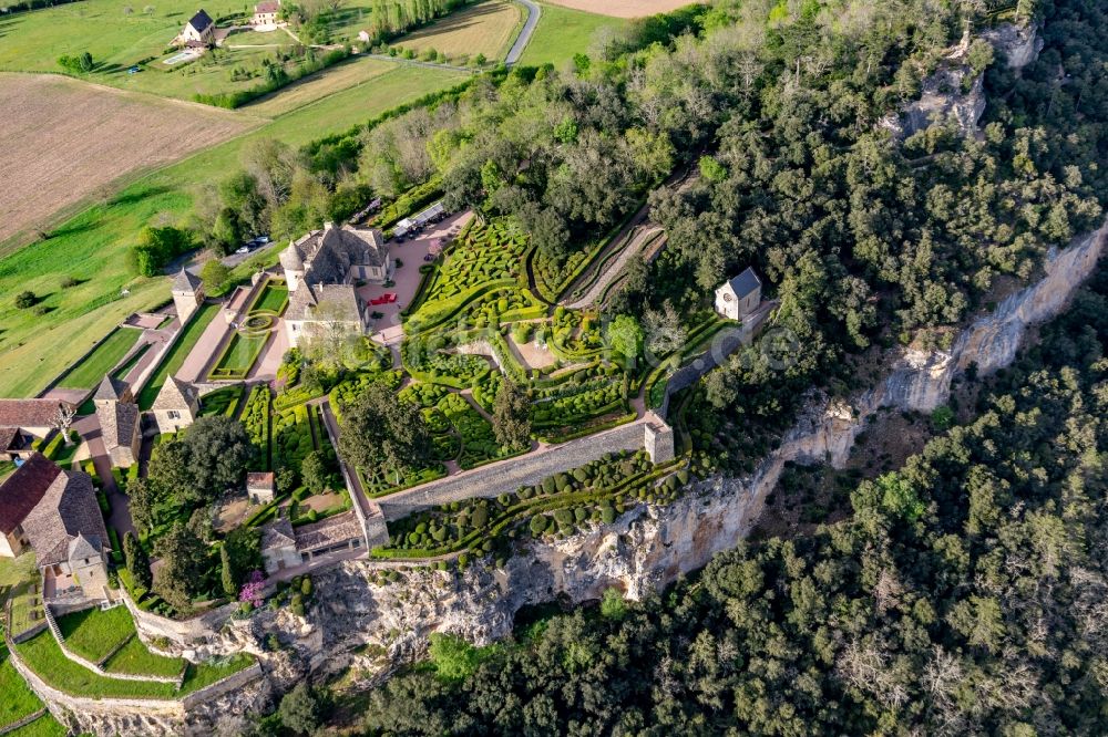 Luftaufnahme Vezac - Schloßparkanlage von Schloß Marqueyssac über der Dordogne in Vezac in Nouvelle-Aquitaine, Frankreich