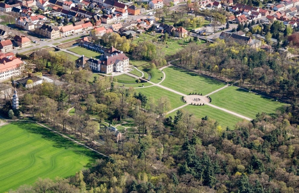 Oranienbaum-Wörlitz von oben - Schloßparkanlage am Schloss Oranienbaum in Oranienbaum-Wörlitz im Bundesland Sachsen-Anhalt