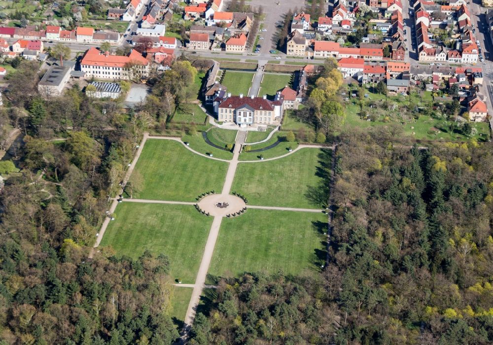 Oranienbaum-Wörlitz aus der Vogelperspektive: Schloßparkanlage am Schloss Oranienbaum in Oranienbaum-Wörlitz im Bundesland Sachsen-Anhalt