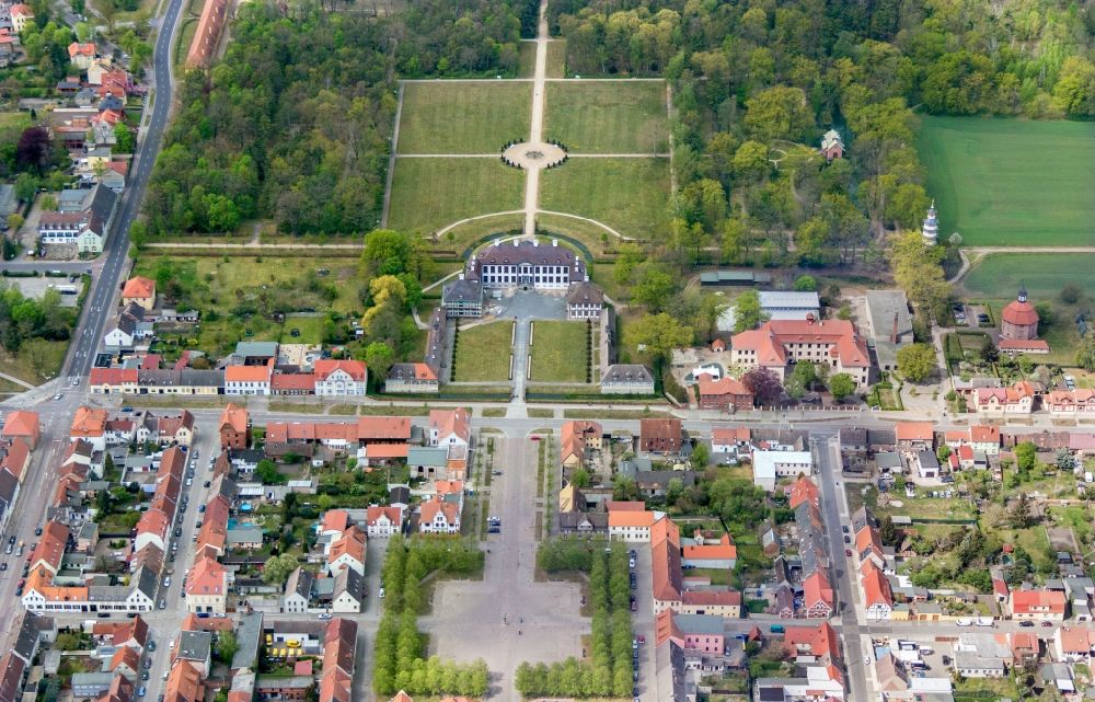 Oranienbaum-Wörlitz aus der Vogelperspektive: Schloßparkanlage am Schloss Oranienbaum in Oranienbaum-Wörlitz im Bundesland Sachsen-Anhalt