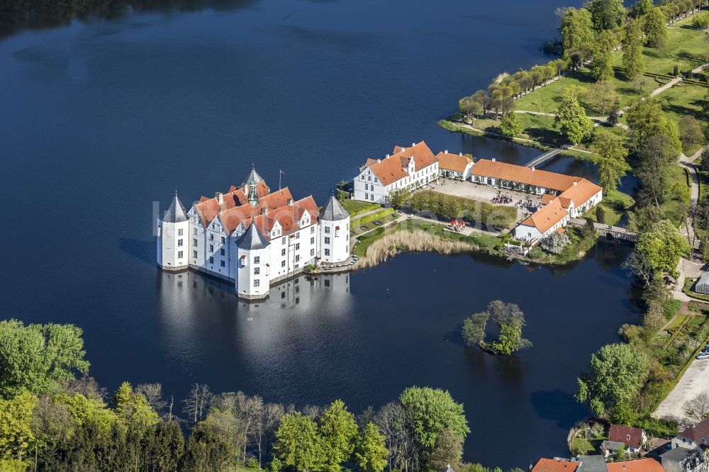 Luftaufnahme Glücksburg - Schlosssee mit Wasserschloß Schloss Glücksburg im Ortsteil Ulstrupfeld in Glücksburg im Bundesland Schleswig-Holstein
