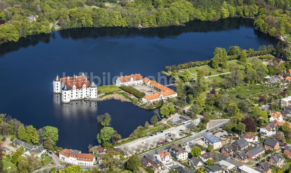 Glücksburg aus der Vogelperspektive: Schlosssee mit Wasserschloß Schloss Glücksburg im Ortsteil Ulstrupfeld in Glücksburg im Bundesland Schleswig-Holstein