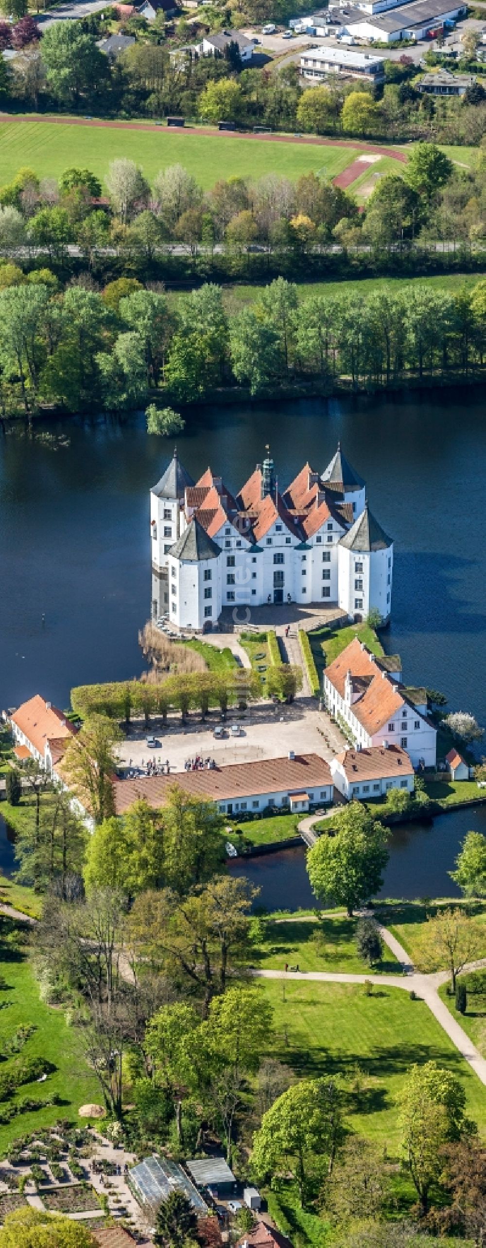 Glücksburg aus der Vogelperspektive: Schlosssee mit Wasserschloß Schloss Glücksburg im Ortsteil Ulstrupfeld in Glücksburg im Bundesland Schleswig-Holstein